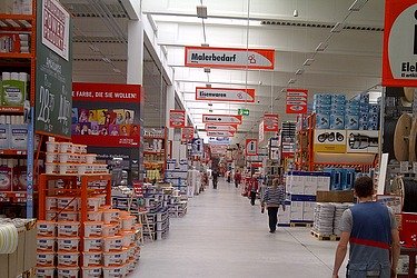 Großer Baumarkt mit robustem Betonboden für hohe Belastbarkeit und lange Lebensdauer. Ideal für stark frequentierte Verkaufsflächen und Lagerbereiche.