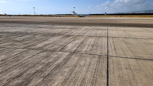 Betonierte Flughafen‑Rollfeldfläche mit Betonplatten – Beispiel für Schnellbeton, Flugfeldsanierung und hochbelastbare Infrastruktur.