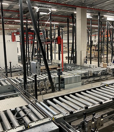 Moderne Produktionshalle mit robustem Betonboden und automatisierten Förderanlagen – ideal für industrielle Fertigung, hohe Traglast und langlebige Bodenlösungen in der Produktion.