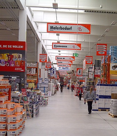 Großer Baumarkt mit robustem Betonboden für hohe Belastbarkeit und lange Lebensdauer. Ideal für stark frequentierte Verkaufsflächen und Lagerbereiche.