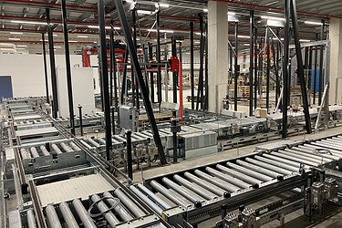 Moderne Produktionshalle mit robustem Betonboden und automatisierten Förderanlagen – ideal für industrielle Fertigung, hohe Traglast und langlebige Bodenlösungen in der Produktion.